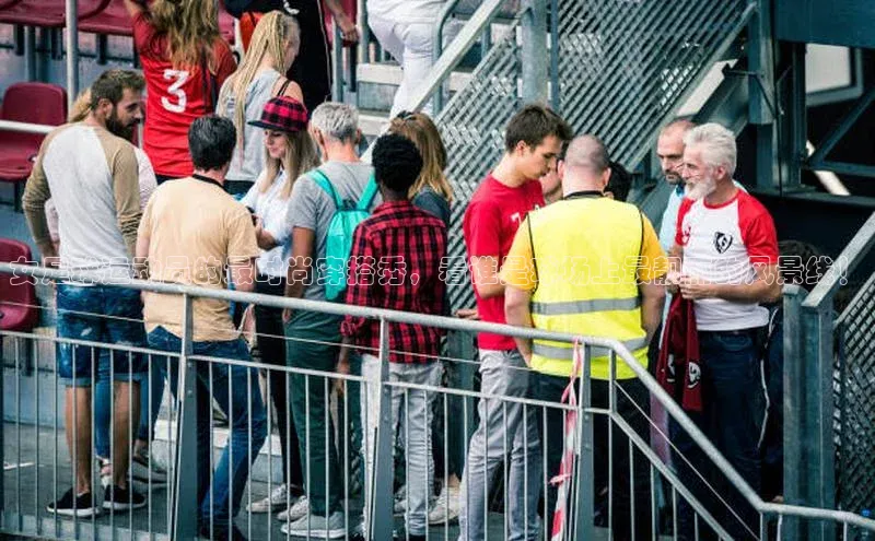 万向娱乐平台百度技术学院女足球运动员的最时尚穿搭秀，看谁是球场上最靓丽的风景线！